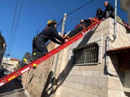 اصابة خطيرة لشخص سقط عن ارتفاع في مدينة الرملة 